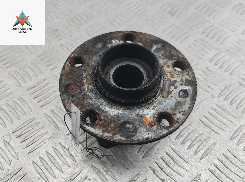 ступица передняя левая Volkswagen Caddy 3 поколение 2005, 2.0 л., дизель, МКПП, белый, фургон - фото №1