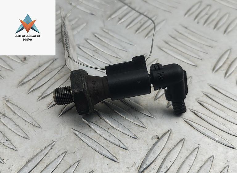 датчик давления масла Volkswagen Passat B6 2006, 2.0 л., дизель, МКПП, чёрный, универсал, 038919081H - фото №1