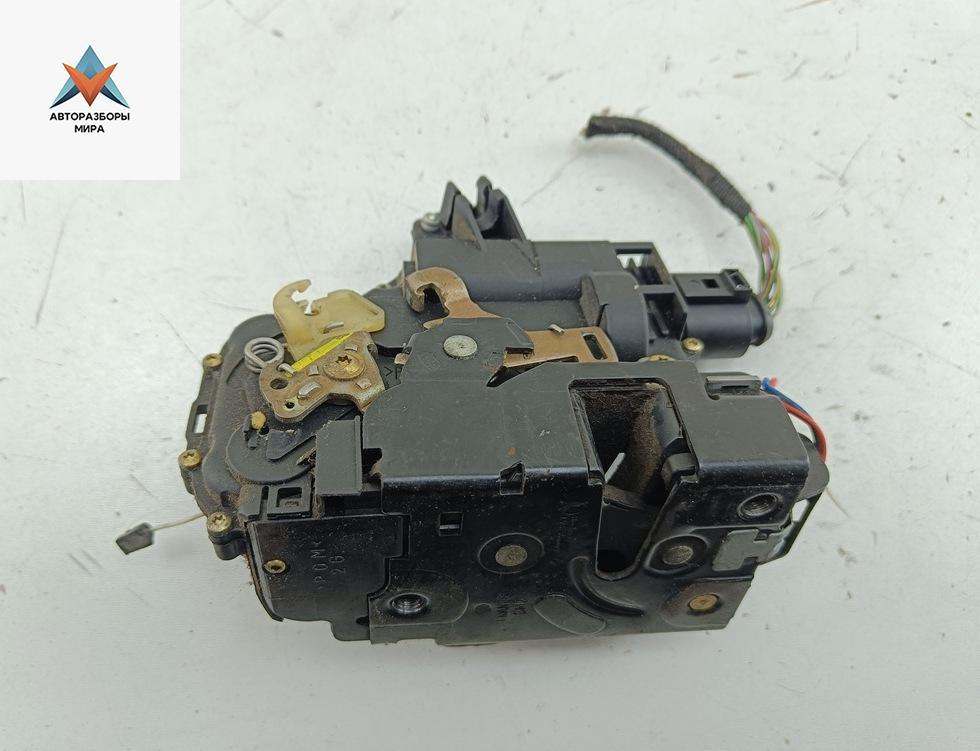 замок двери передней левой Volkswagen Golf 4 поколение 2001, 1.6 л., бензин, МКПП, чёрный, хетчбэк 5 дв. - фото №1