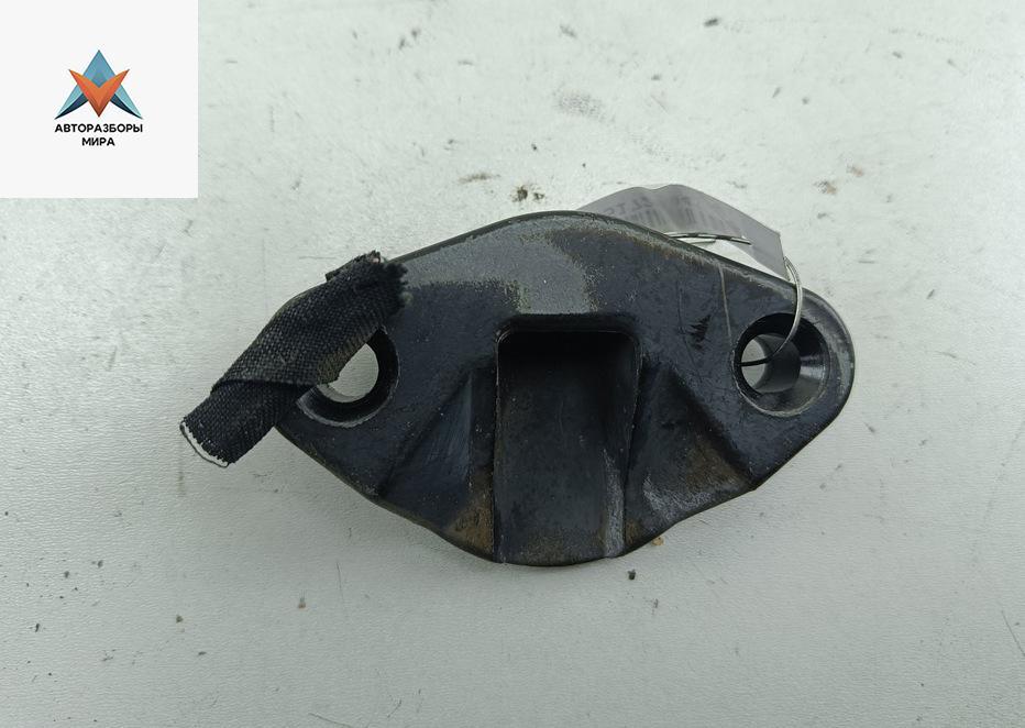 ответная часть (скоба) замка двери Volkswagen Transporter T4 2001, 2.5 л., дизель, МКПП, белый, микроавтобус, 701843667 - фото №1