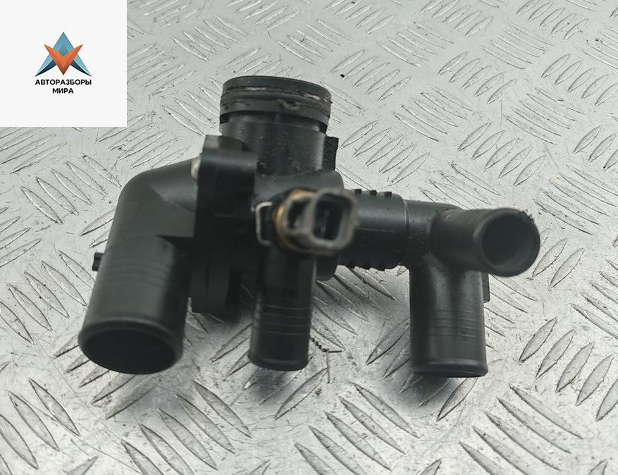 корпус термостата Ford Transit 8 поколение 2013, 2.2 л., дизель, МКПП, синий, микроавтобус - фото №1