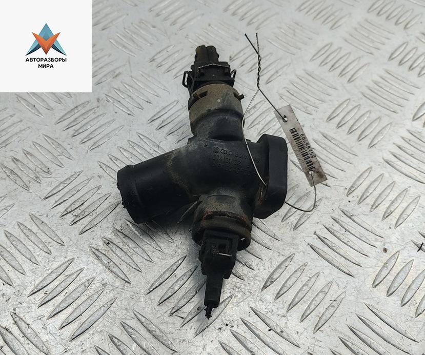 фланец (тройник) системы охлаждения Volkswagen Transporter T4 1994, 2.4 л., дизель, МКПП, белый, микроавтобус, 074121132 - фото №1