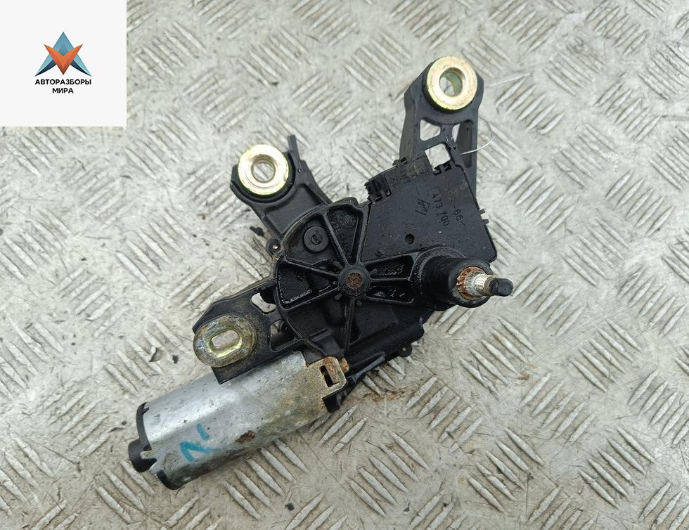 Двигатель стеклоочистителя заднего (моторчик дворников) Volkswagen Passat B5 1999, 1.6 л., бензин, МКПП, синий, универсал - фото №1