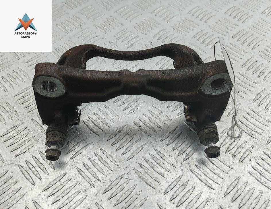 скоба суппорта Mazda 3 BP 2019, 2.0 л., гибрид, МКПП, чёрный, хетчбэк 5 дв. - фото №1