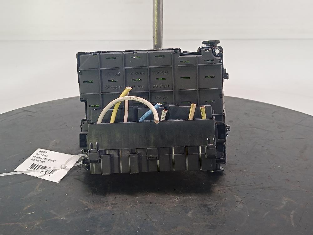 блок предохранителей Peugeot 307 1 поколение 2003, цвет, 9650663980 - фото №1