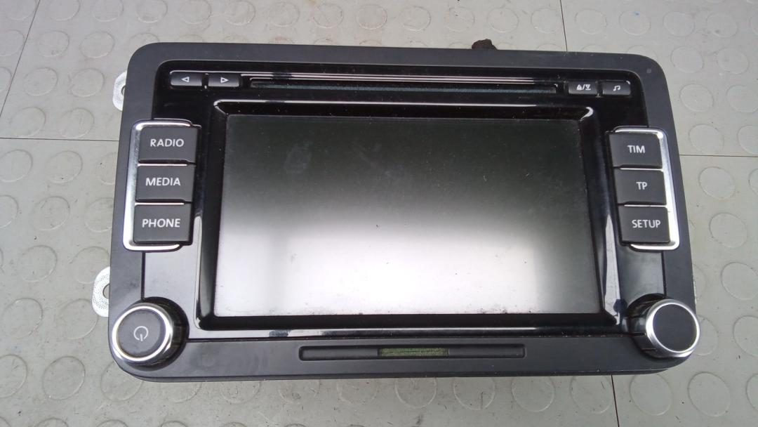 магнитола Volkswagen Tiguan 1 поколение 2010, 2.0 л., дизель, МКПП, внедорожник 5 дв., 3C8035195 - фото №1