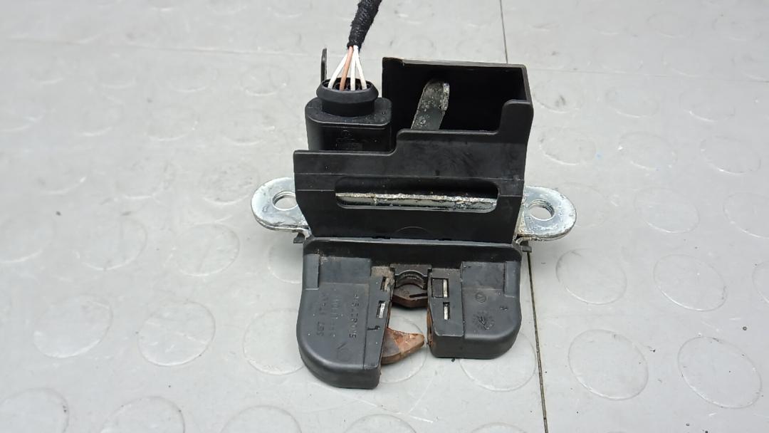 замок багажника Volkswagen Golf 6 поколение 2009, 2.0 л., дизель, МКПП, хетчбэк 5 дв. - фото №1