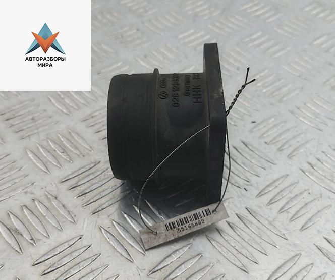 патрубок (трубопровод, шланг) Volkswagen Transporter T4 1998, 2.4 л., дизель, МКПП, микроавтобус, 028129637P - фото №1