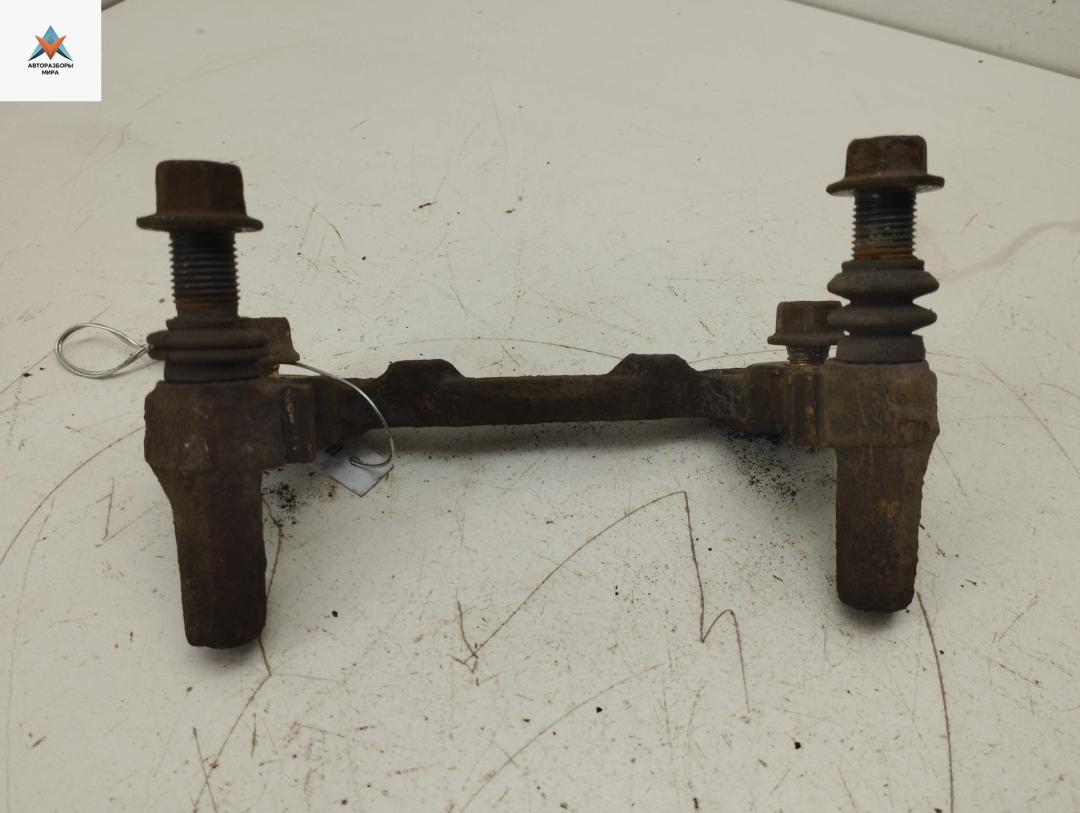 скоба суппорта Mitsubishi Outlander 1 поколение 2006, 2.0 л., бензин, МКПП, чёрный, внедорожник 5 дв. - фото №1