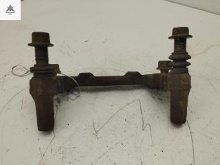 скоба суппорта Mitsubishi Outlander 1 поколение 2006, 2.0 л., бензин, МКПП, чёрный, внедорожник 5 дв.