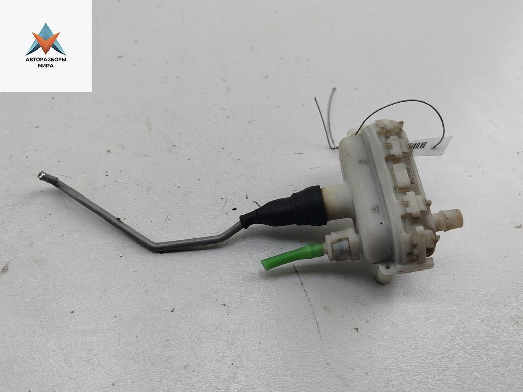 активатор замка багажника Audi A6 4A/C4 1997, 1.8 л., бензин, МКПП, серый, универсал, 4A9862153 - фото №1