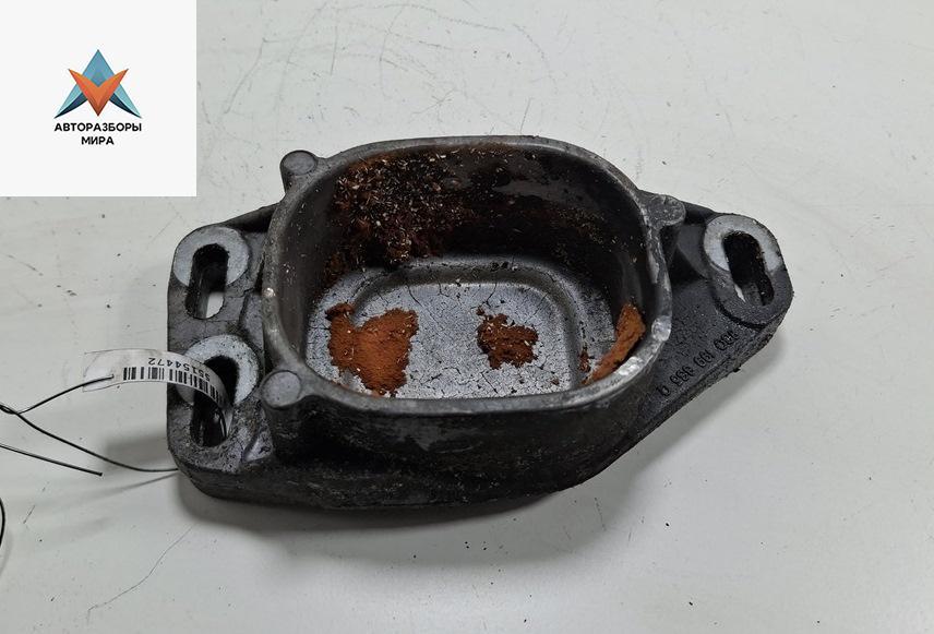 кронштейн (крепление) Volkswagen Passat B5 1999, 1.9 л., дизель, МКПП, синий, универсал, 8D0199335Q - фото №1