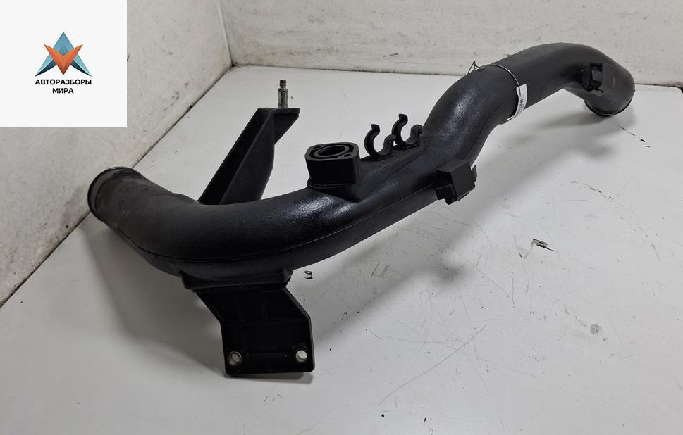 патрубок интеркулера Volkswagen Passat B5 1999, 1.9 л., дизель, МКПП, синий, универсал, 8D0145840L - фото №1