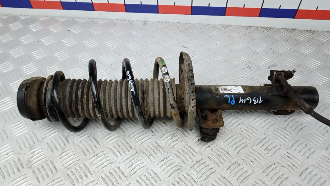 Стойка Skoda Rapid 1 поколение 2014, 1.6 л., дизель, МКПП, хетчбэк 5 дв. - фото №1