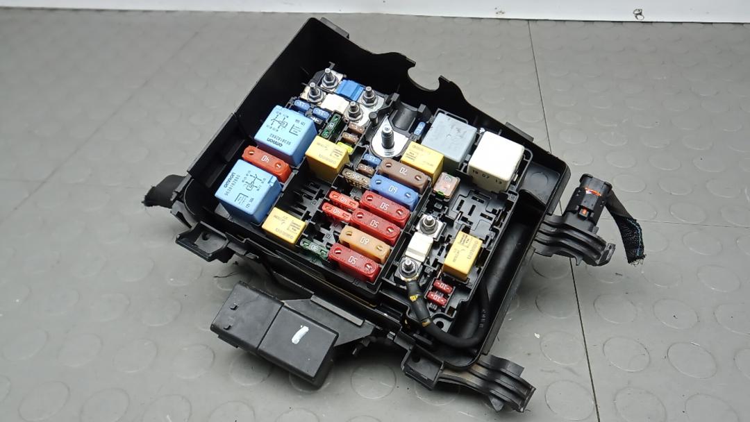 блок предохранителей Citroen C4 Picasso 2 поколение 2014, 1.6 л., HDi 8V, дизель, МКПП, минивэн, 9804848580 - фото №1