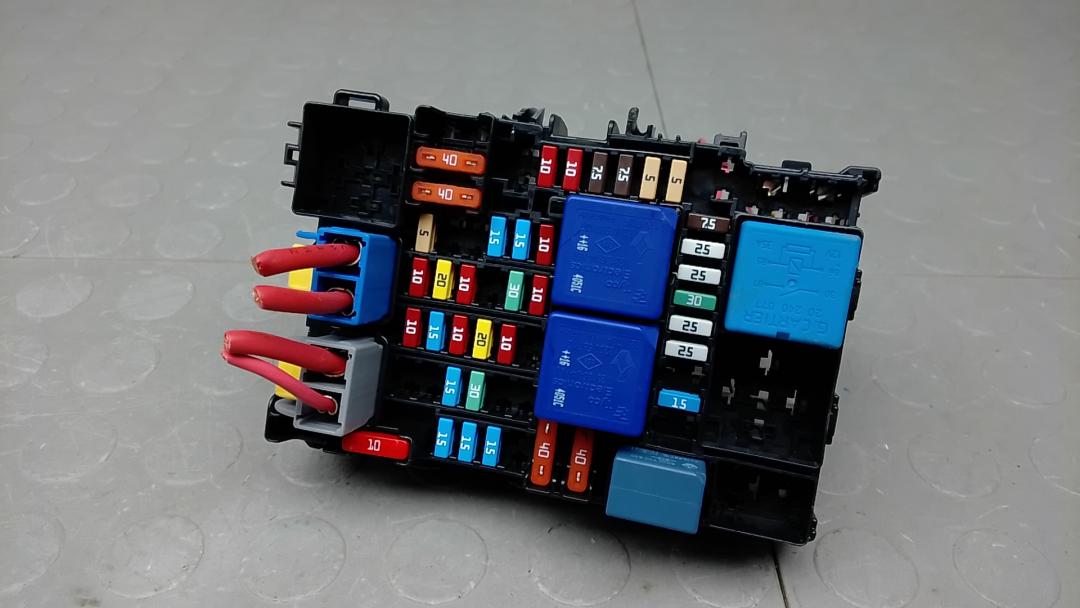 блок предохранителей Renault Scenic 4 поколение 2017, 1.5 л., дизель, МКПП, минивэн, 243800453R - фото №1