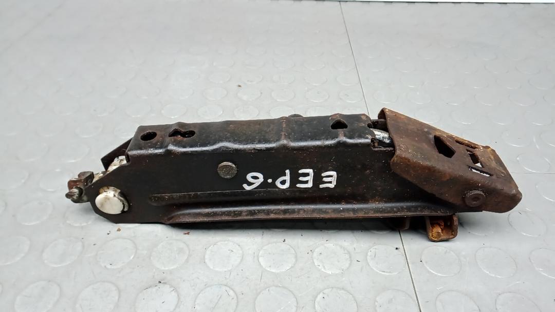 домкрат Volkswagen Golf 6 поколение 2009, 2.0 л., дизель, МКПП, хетчбэк 5 дв. - фото №1