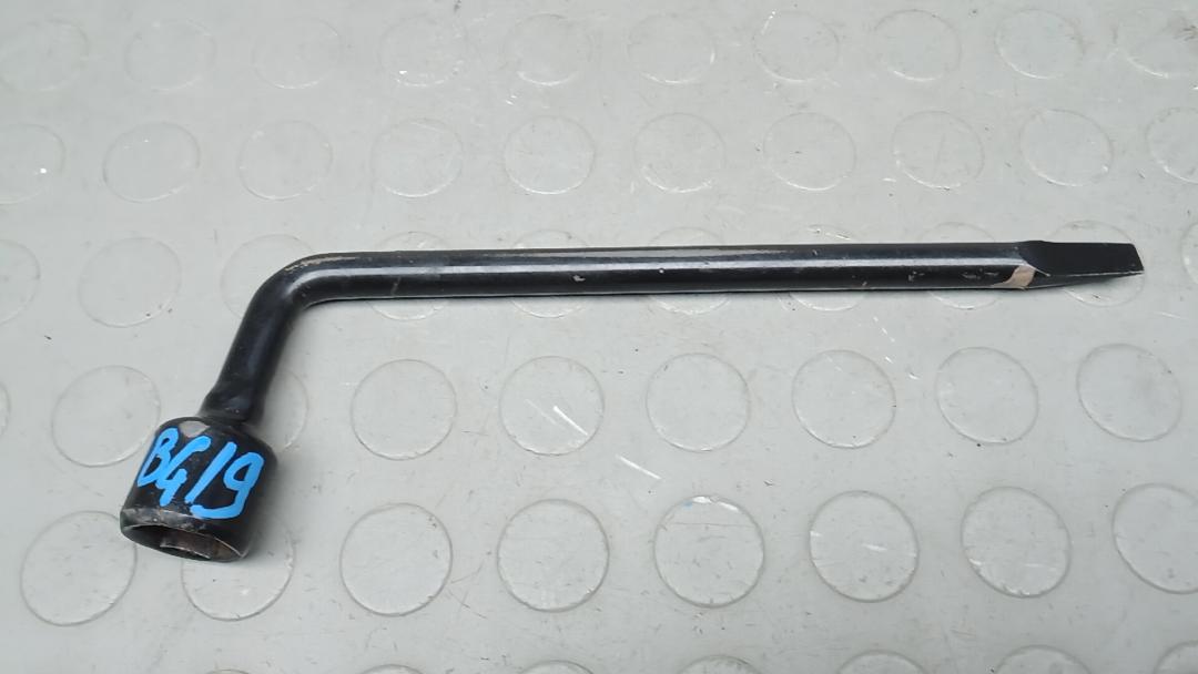 ключ колесный (балонный) Kia Sorento 2 поколение 2009, 2.5 л., CRDi VGT, дизель, МКПП, внедорожник 5 дв. - фото №1