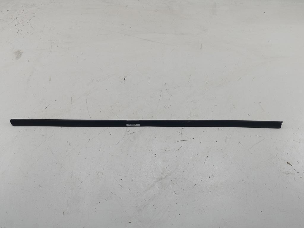 молдинг двери передней правой BMW 3 E46 1999, 2.0 л., дизель, МКПП, зелёный, седан, 8208450