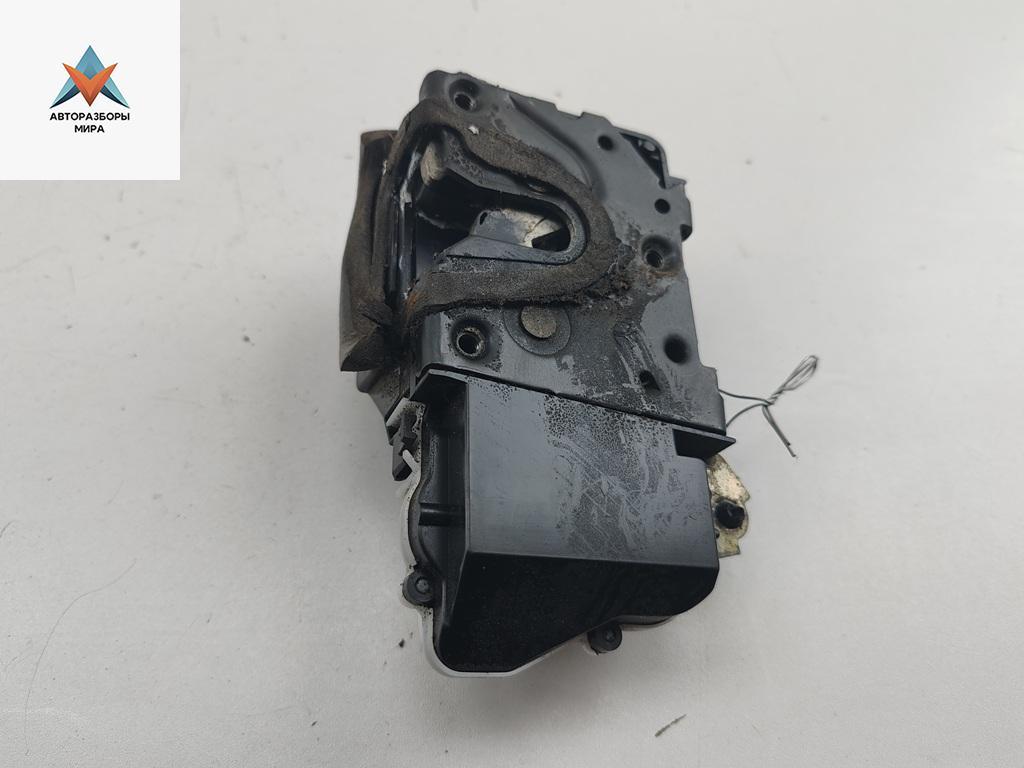 замок двери передней левой Peugeot 607 1 поколение 2000, 2.2 л., бензин, МКПП, серый, седан - фото №1