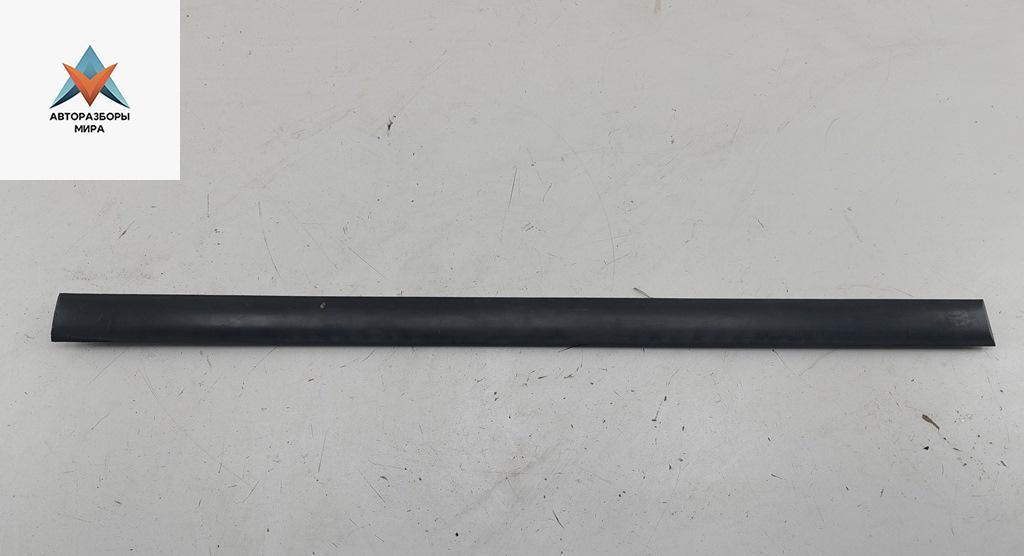 молдинг двери передней левой Peugeot 607 1 поколение 2000, 2.2 л., бензин, МКПП, серый, седан - фото №1