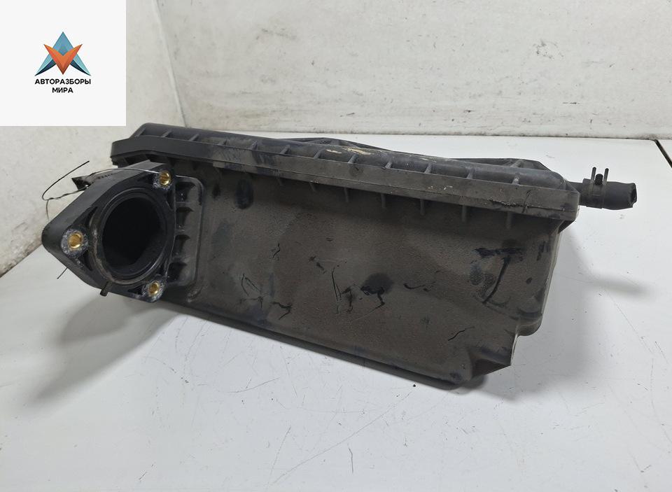 резонатор воздушного фильтра Mitsubishi Space Wagon 3 поколение (Typ N50) 1999, 2.4 л., бензин, МКПП, серый, минивэн - фото №1