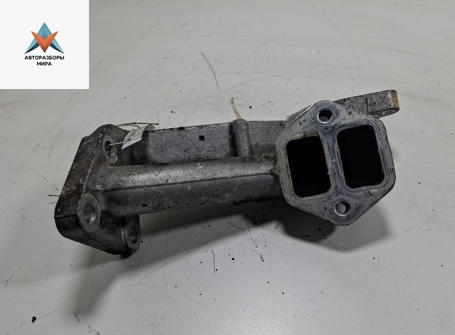 фланец (тройник) системы охлаждения Mitsubishi Space Wagon 3 поколение (Typ N50) 1999, 2.4 л., бензин, МКПП, серый, минивэн - фото №1