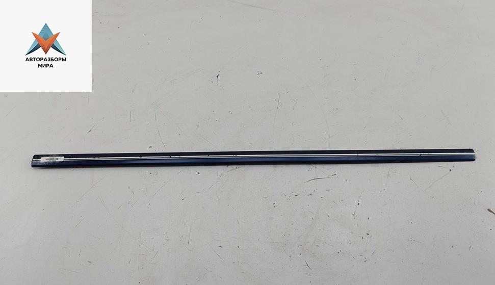 молдинг двери передней правой Volkswagen Bora 1 поколение 2000, 2.0 л., бензин, МКПП, синий, седан, 1J4853516G - фото №1