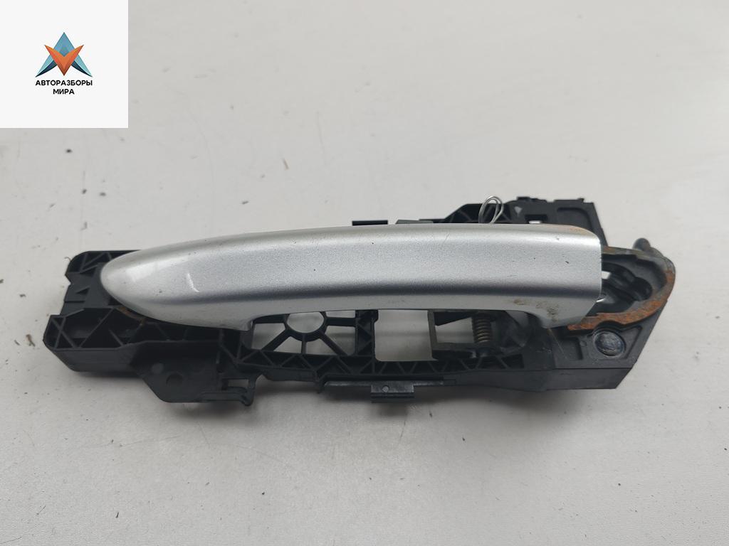 ручка наружная передняя левая Volkswagen Passat B6 2010, 1.6 л., бензин, МКПП, серый, универсал, 3C0837885 - фото №1