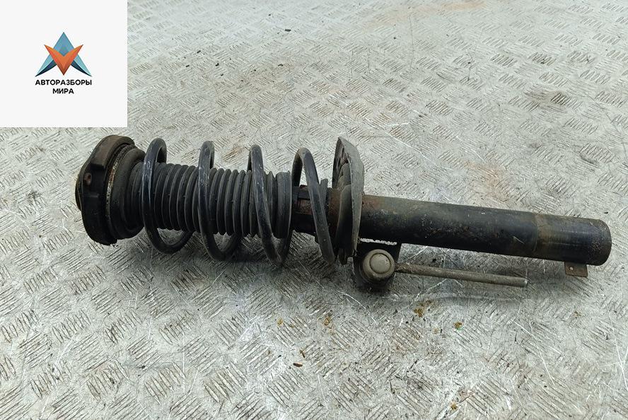 стойка передняя Volkswagen Golf 6 поколение 2011, 1.6 л., дизель, МКПП, белый, хетчбэк 5 дв. - фото №1