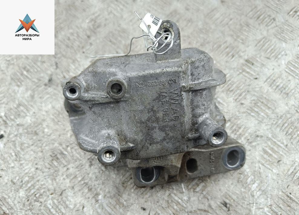 подушка крепления двигателя Volkswagen Golf 6 поколение 2011, 1.6 л., дизель, МКПП, белый, хетчбэк 5 дв. - фото №1