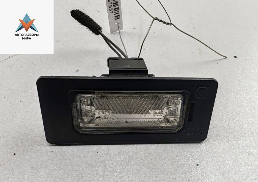 подсветка номера Volkswagen Passat B6 2008, 2.0 л., дизель, МКПП, чёрный, универсал, 8T0943021 - фото №1