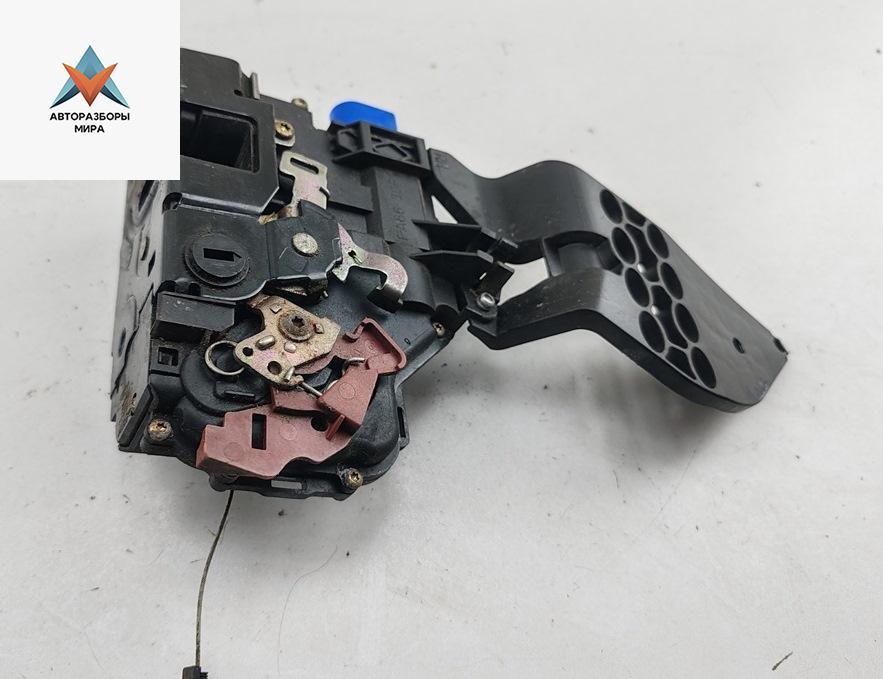 замок двери задней правой Volkswagen Touareg 1 поколение 2003, 2.5 л., дизель, АКПП, чёрный, внедорожник 5 дв., 7L0839016 - фото №1