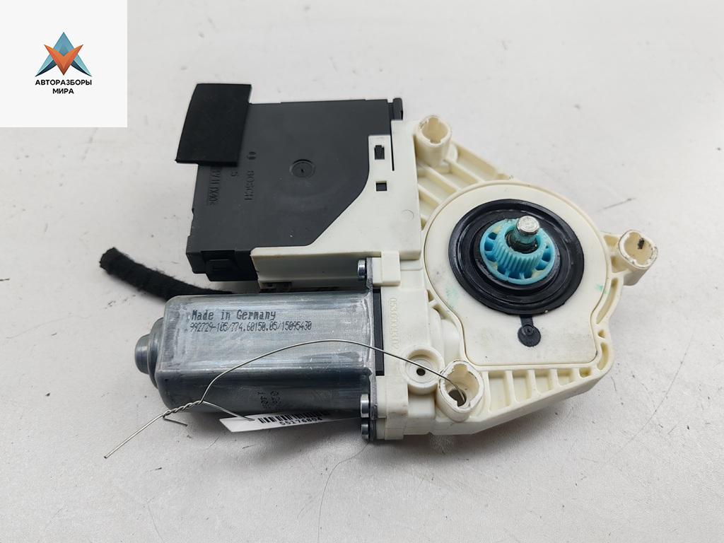 моторчик стеклоподъемника передний правый Volkswagen Passat B6 2005, 1.6 л., бензин, МКПП, серый, универсал, 1K0959792G - фото №1