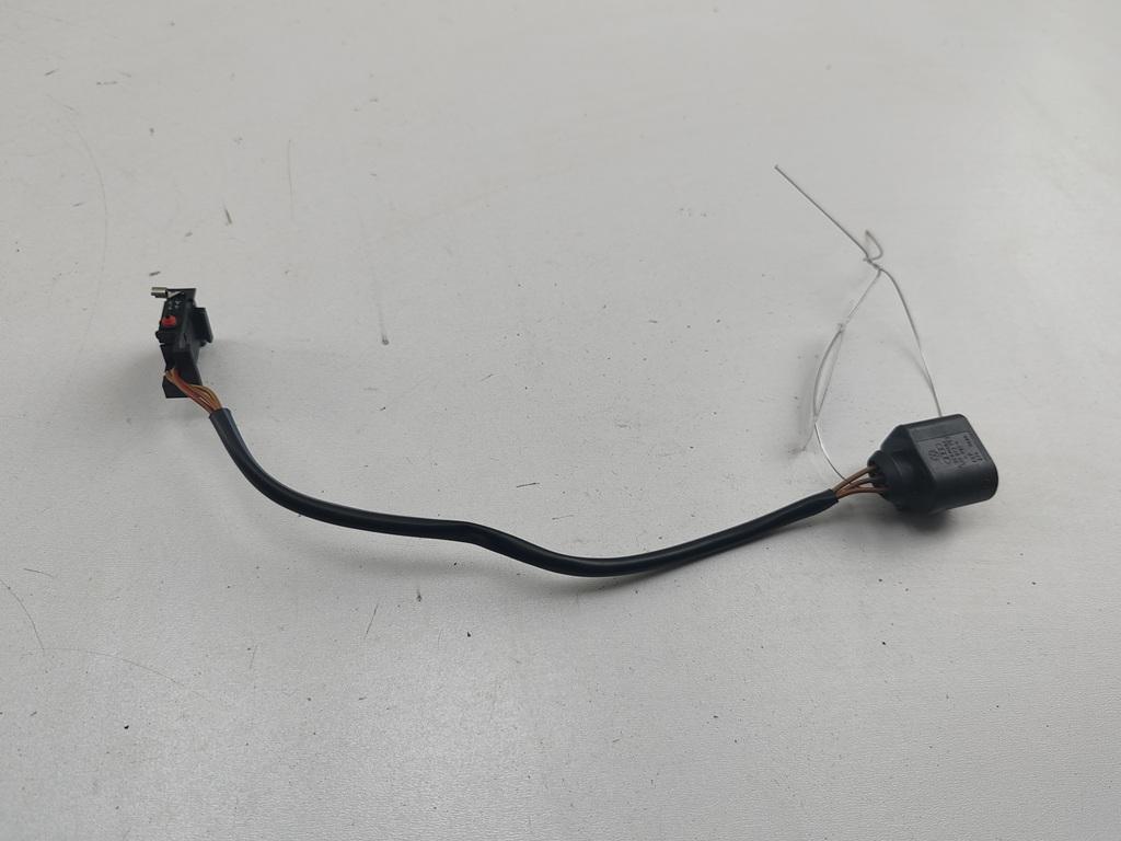 выключатель концевой (концевик) Volkswagen Passat B5+ (GP) 2004, 1.9 л., дизель, МКПП, синий, универсал, 3B0962103