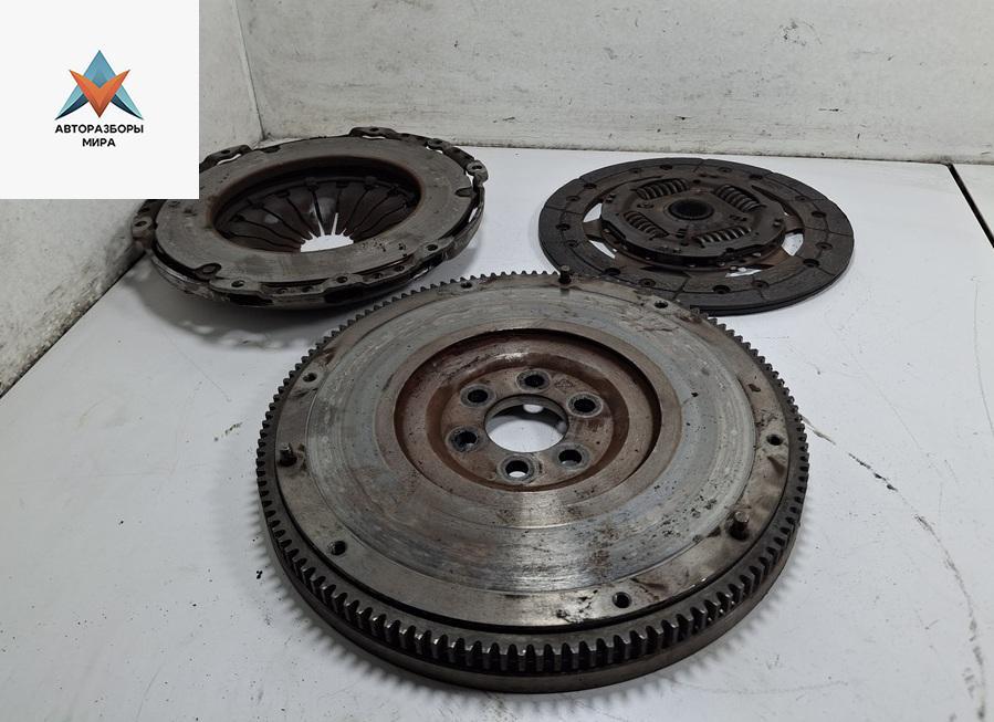 маховик SEAT Leon 2 поколение 2006, 1.6 л., бензин, МКПП, жёлтый, хетчбэк 5 дв. - фото №1