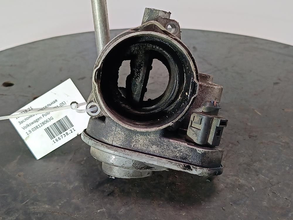 заслонка дроссельная Volkswagen Polo 4 поколение 2004, цвет, 038128063G - фото №1