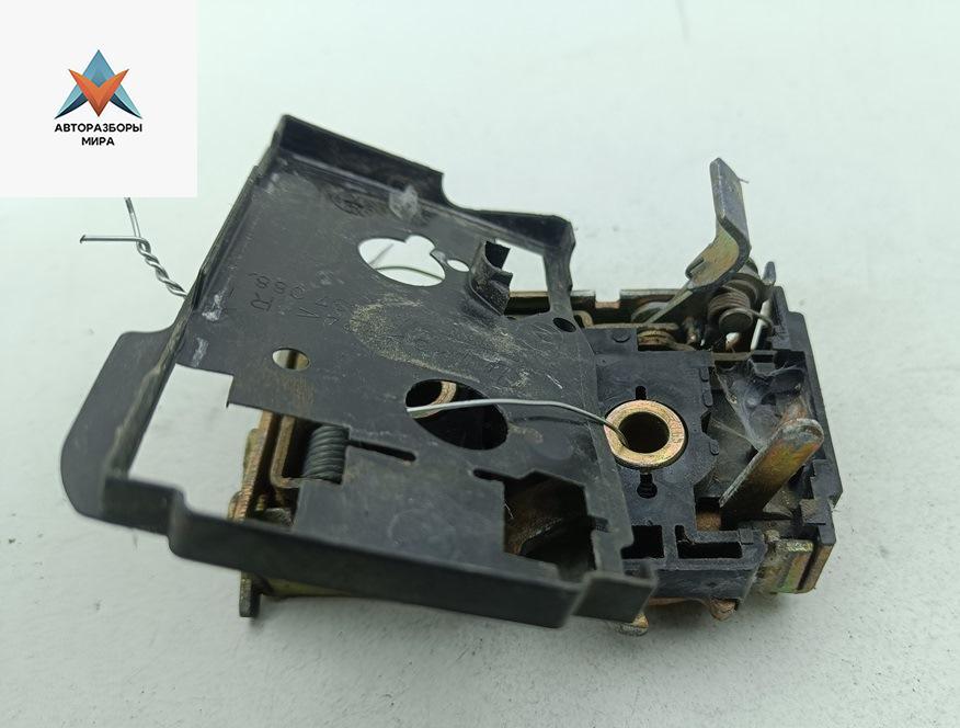 замок двери задней правой Volkswagen Passat B4 1995, 1.6 л., бензин, МКПП, синий, универсал, 357839016D - фото №1