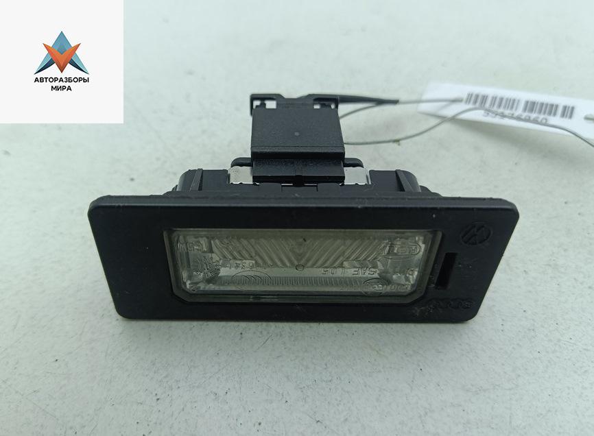 подсветка номера Volkswagen Passat B6 2008, 2.0 л., дизель, АКПП, чёрный, универсал, 8T0943021 - фото №1