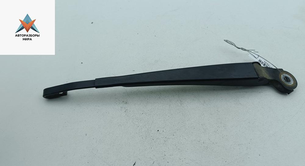 Щеткодержатель (поводок стеклоочистителя) задний Volkswagen Golf 4 поколение 2002, 1.4 л., бензин, МКПП, чёрный, хетчбэк 5 дв., 1J6955707A - фото №1