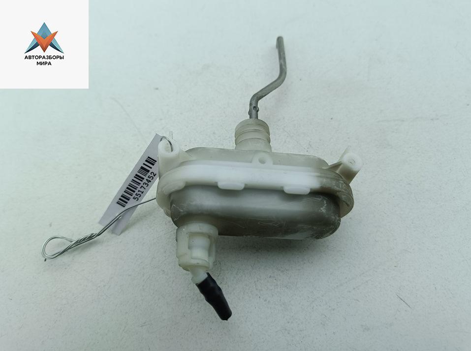 активатор замка багажника Volkswagen Passat B4 1995, 1.6 л., бензин, МКПП, синий, универсал, 3A9862159A - фото №1