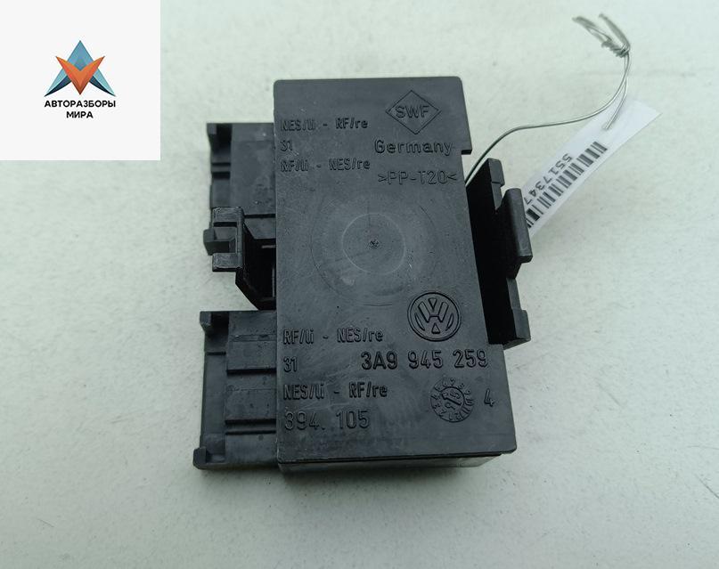 Плата фонаря заднего правого Volkswagen Passat B4 1995, 1.6 л., бензин, МКПП, синий, универсал, 3A9945259 - фото №1