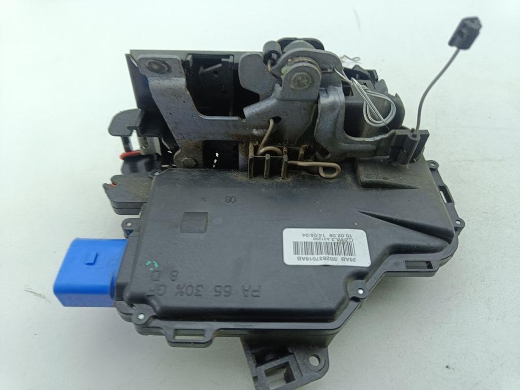 замок двери передней правой Skoda Fabia mk2 (5J) 2009, 1.2 л., бензин, МКПП, красный, универсал, 3B2837016AB