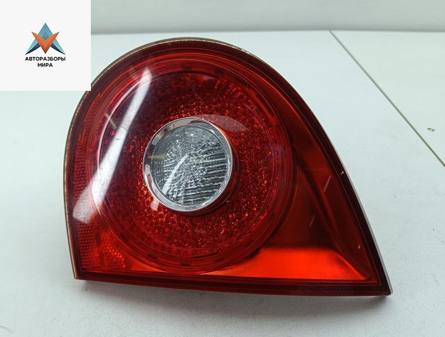 фонарь крышки багажника правый Volkswagen Golf 5 поколение 2006, 1.4 л., бензин, МКПП, синий, хетчбэк 5 дв., 1K6945094J - фото №1