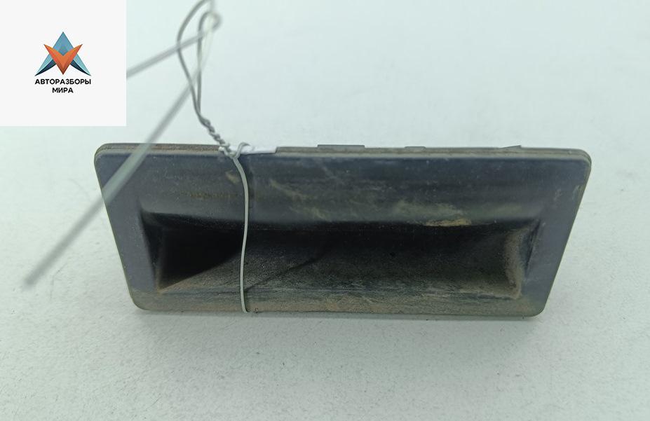 кнопка открытия багажника Volkswagen Passat B6 2010, 1.6 л., бензин, МКПП, серый, универсал, 5N0827566 - фото №1