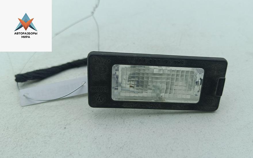 подсветка номера Volkswagen Passat B6 2010, 1.6 л., бензин, МКПП, серый, универсал, 5N0943021 - фото №1