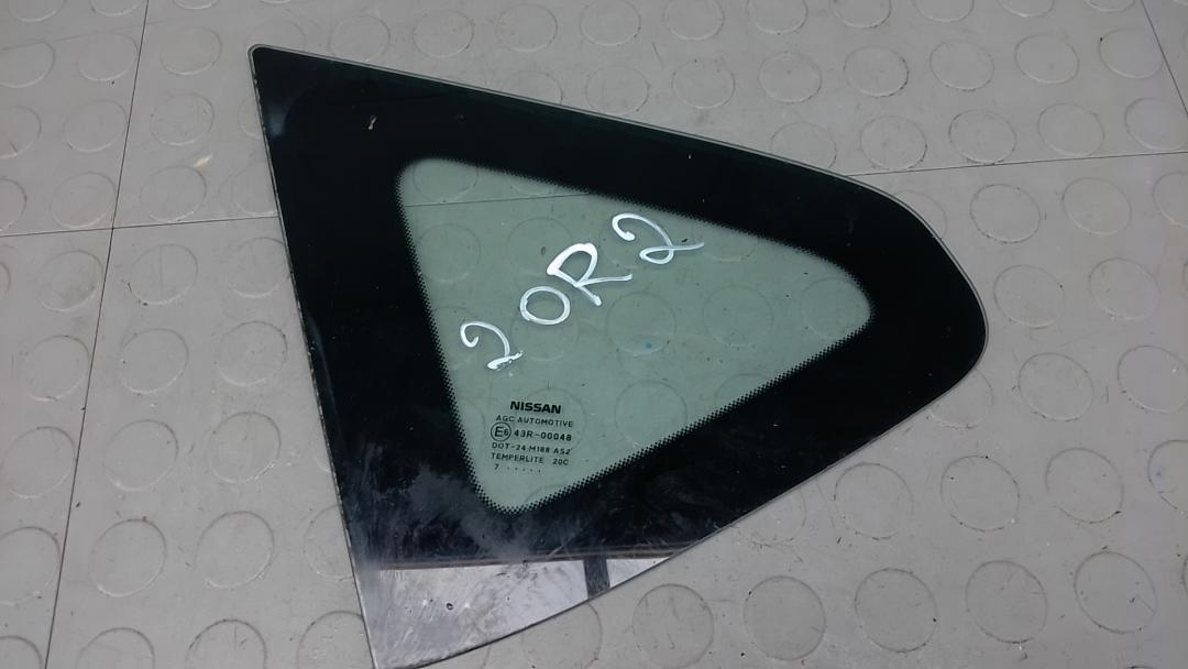 стекло кузовное боковое левое Nissan Qashqai 1 поколение 2007, 1.6 л., бензин, МКПП, внедорожник 5 дв. - фото №1