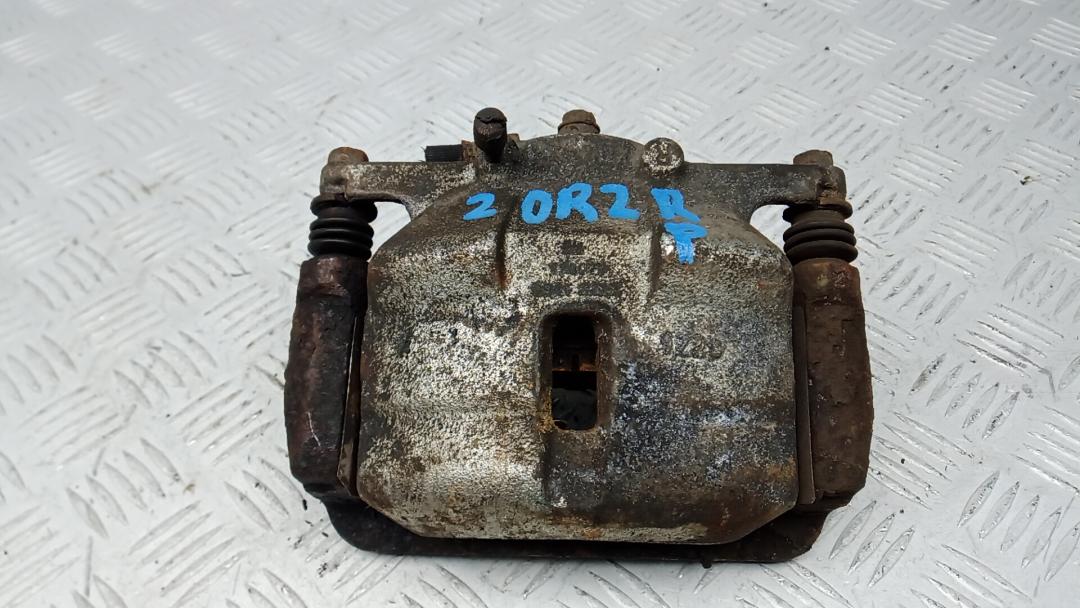 суппорт передний правый Nissan Qashqai 1 поколение 2007, 1.6 л., бензин, МКПП, внедорожник 5 дв. - фото №1