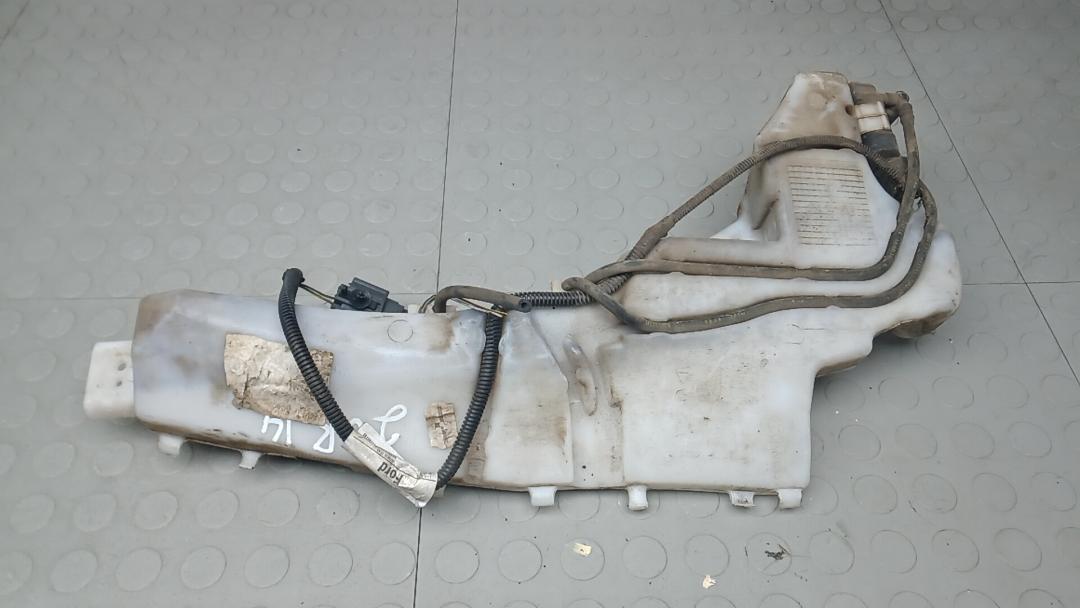 бачок омывателя Ford Focus 3 поколение 2011, 1.6 л., бензин, МКПП, хетчбэк 5 дв. - фото №1