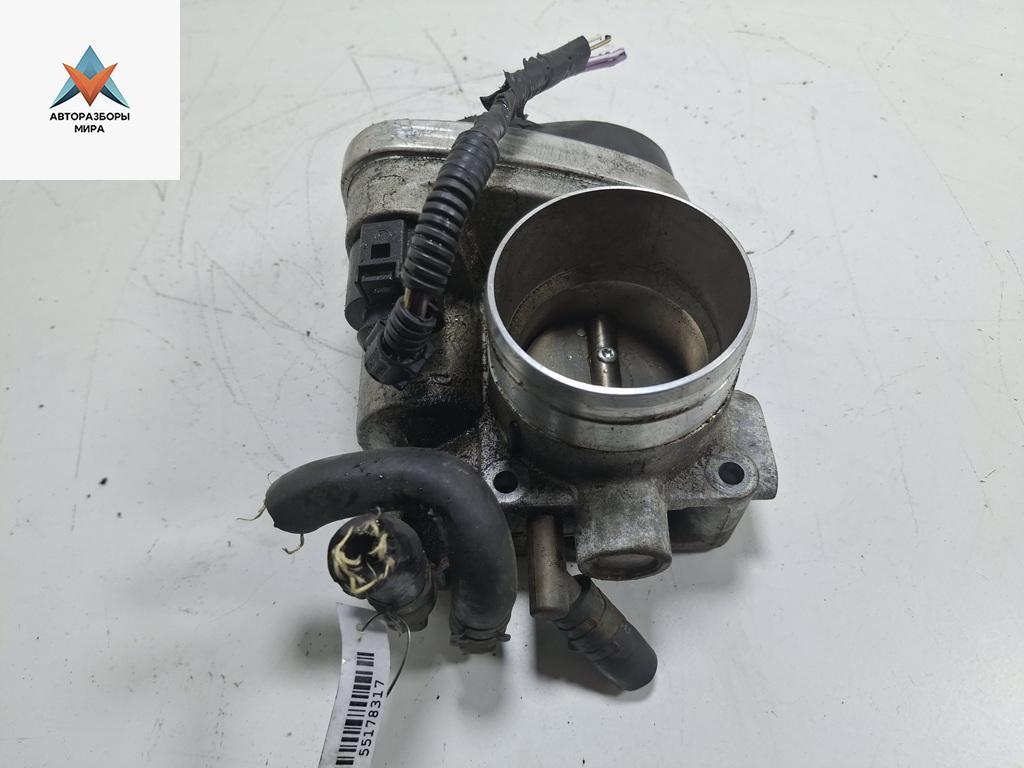 заслонка дроссельная Volkswagen Golf 5 поколение 2005, 1.6 л., бензин, МКПП, красный, хетчбэк 5 дв., 06A133062AB - фото №1